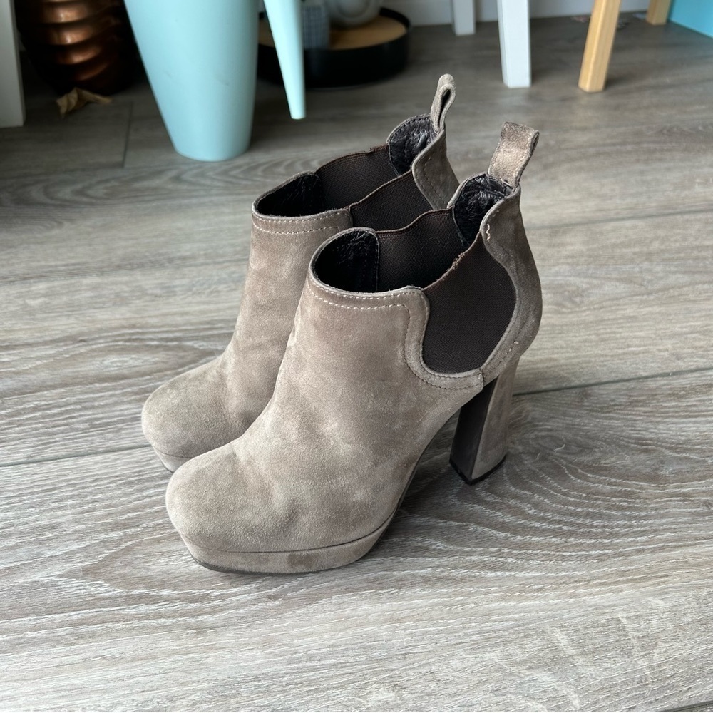 Vera Gomma Taupe  Suede Leather Chunky Heel Platform Slip On Ankle Boots - Picture 2 of 16